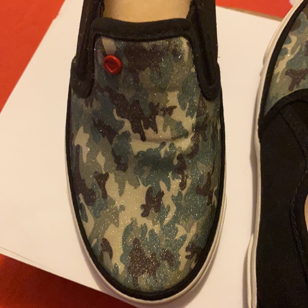 UGG Kids, Slip On Shoes, Camo Glitter Girls Size 3 - Picture 3 of 5